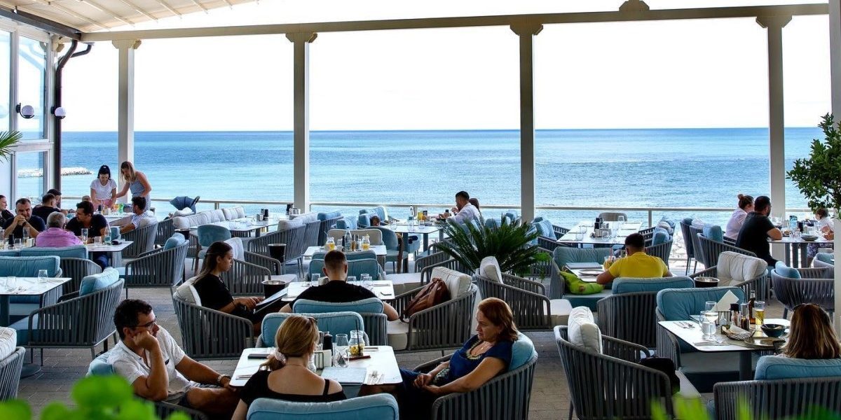 Mamaia: Apa, mai scumpă ca berea. Cum te hrănești ieftin în 2026
