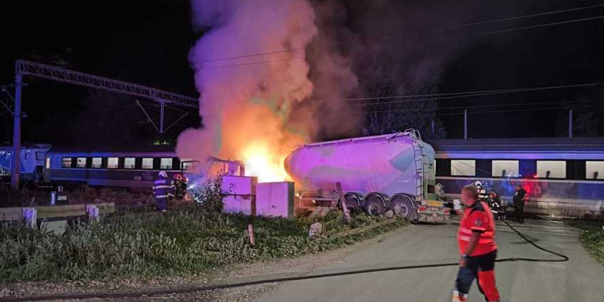 Tren şi autocisternă, flăcări pe calea ferată spre Constanţa