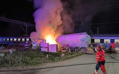 Tren şi autocisternă, flăcări pe calea ferată spre Constanţa