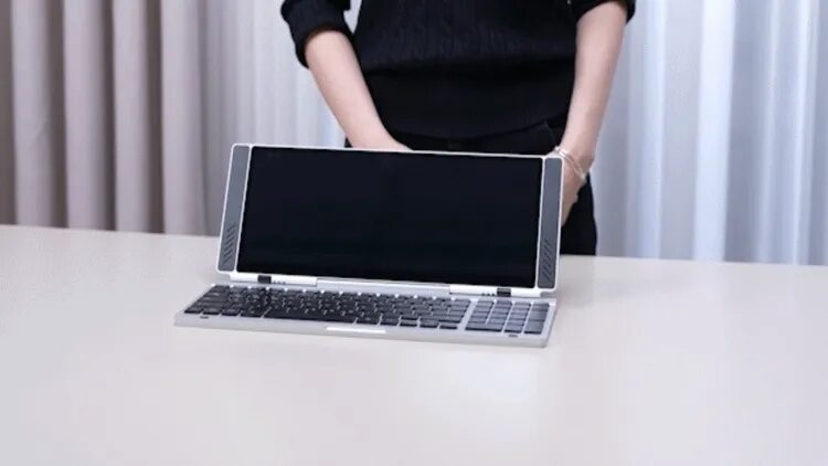 Laptop secret: Ecran 4K ascuns în tastatură a cucerit sute de mii de dolari