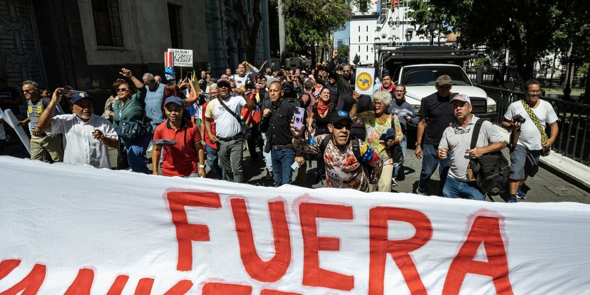 Caracas, flăcări anti-SUA și anti-Israel: steaguri arse de susținătorii lui Maduro