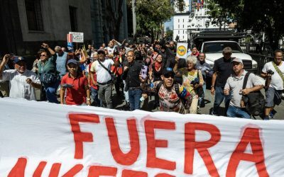 Caracas, flăcări anti-SUA și anti-Israel: steaguri arse de susținătorii lui Maduro