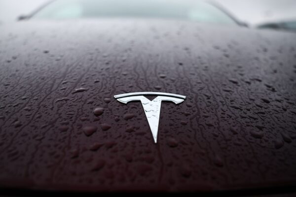 Tesla, blocată în Franța: Fără autorizație pentru sistemul autonom