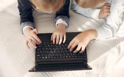 Comisia UE: Reguli noi pentru protecția copiilor online