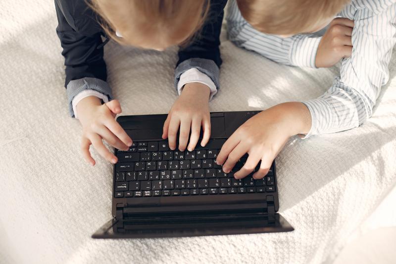 Comisia UE: Reguli noi pentru protecția copiilor online