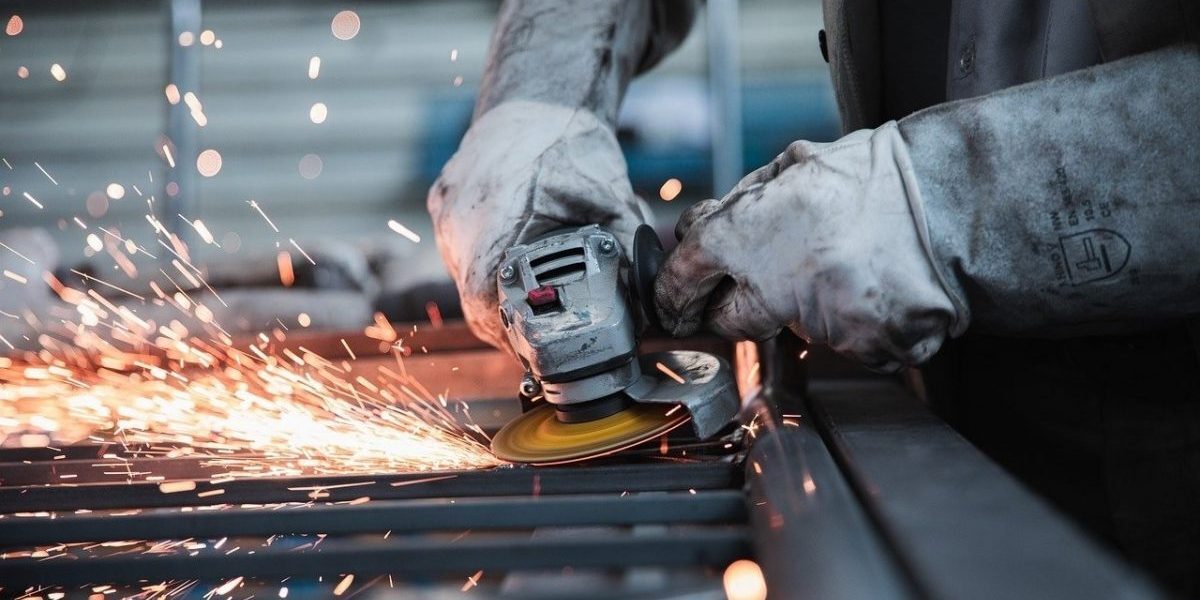 Industria românească scade: producția totală în declin, energia ajută