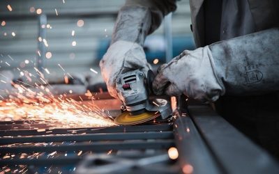 Industria românească scade: producția totală în declin, energia ajută