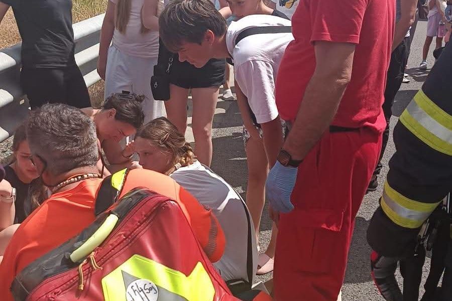 Călărași: Autocar cu 60 de oameni și camion, coliziune. 12 răniți.