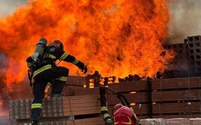 Fum gros la Năvodari: Incendiu la un centru de mase plastice