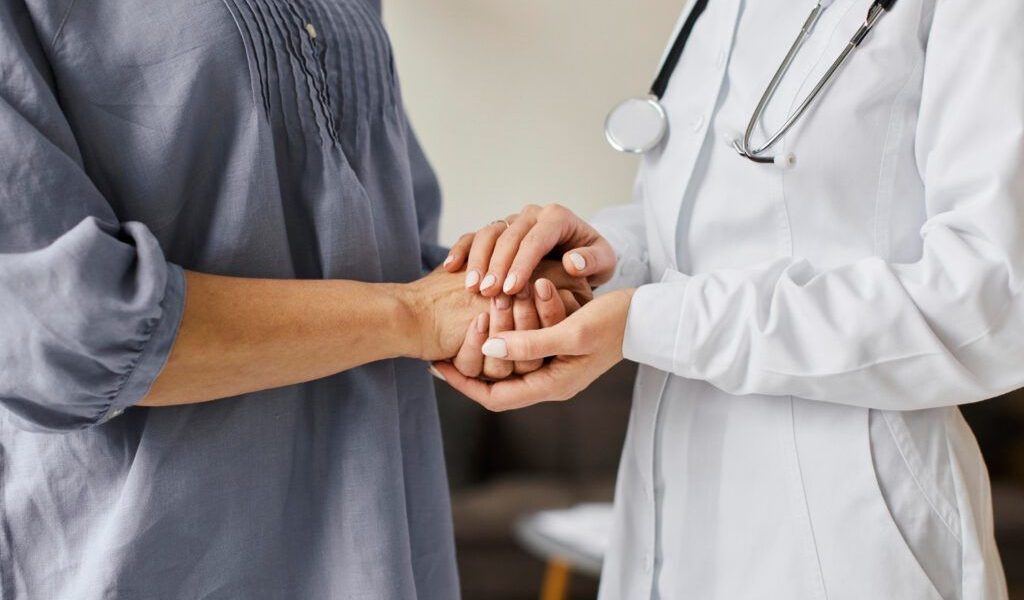 Cancer: 3 semne banale ignorate, medicii trag semnalul