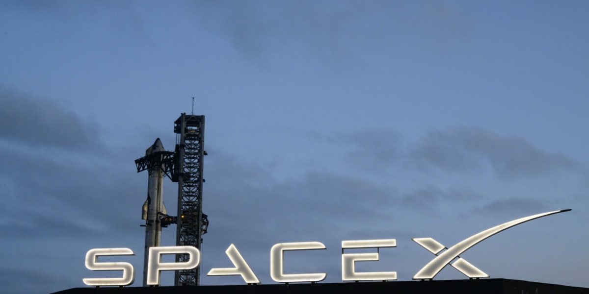 Musk vrea fabrică uriașă de sateliți pe Lună