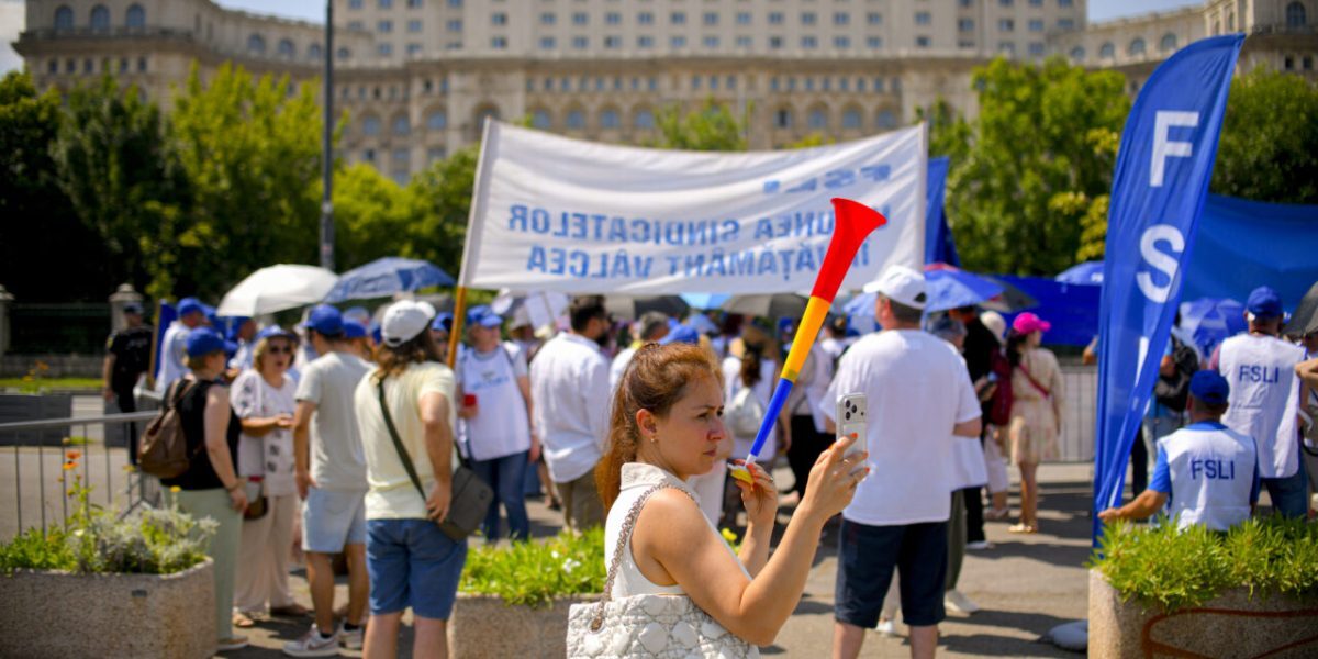 Sindicatele din Educație, în conflict pe salarii