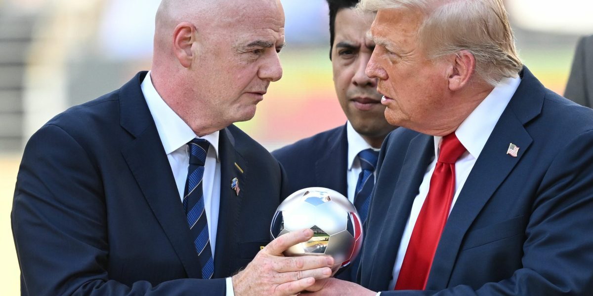 Trump: FIFA face greșeală dacă-l dă jos pe Infantino