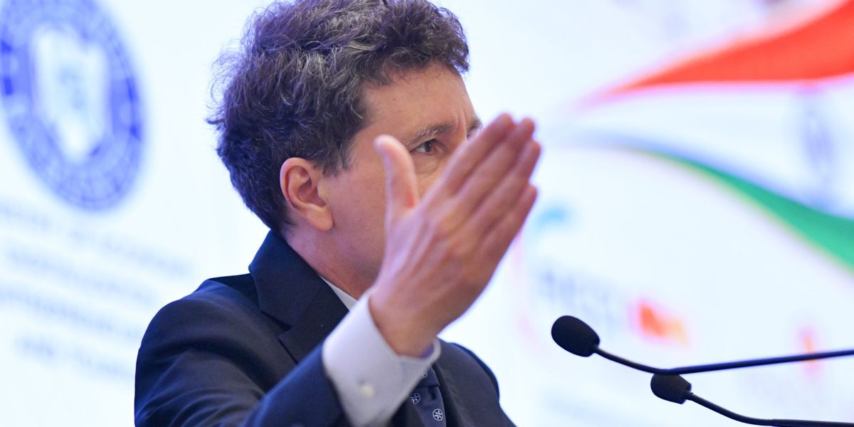 Politicienii, lăsați electoratul și agendele voastre