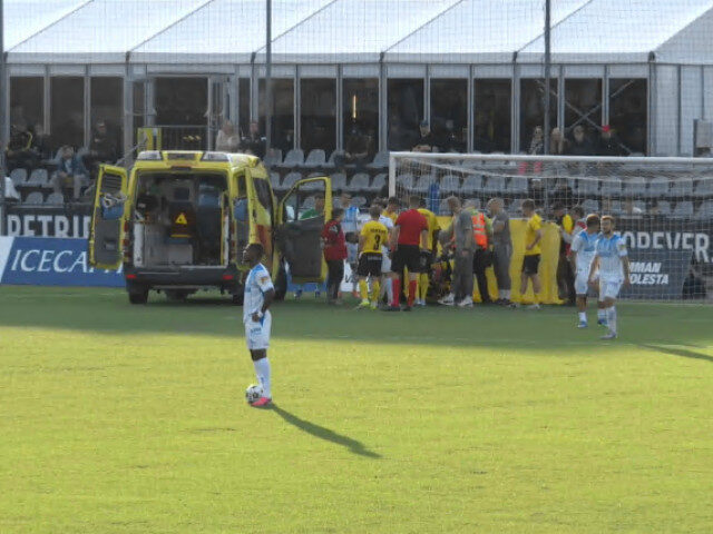 Accident grav la KuPS – Universitatea Craiova: Jucător transportat la spital