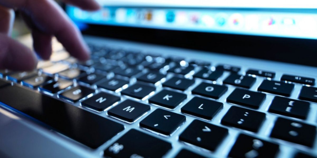 SRI veghează copiii online contra extremiștilor