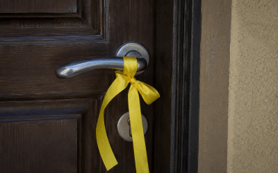 Panglica galbenă la ușă: Semn de ajutor sau protest?