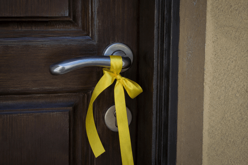 Panglica galbenă la ușă: Semn de ajutor sau protest?