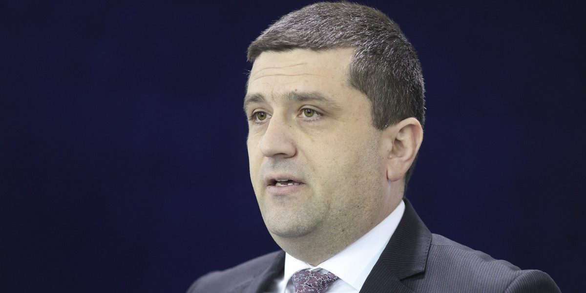 Miruță, ironie la Grindeanu pe autostradă: Ceasul la mână sau în buzunar