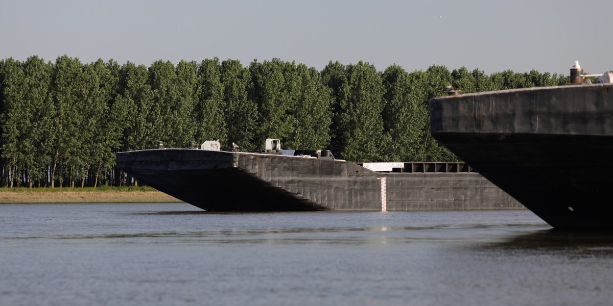 Pericol la Cernavodă: Curenți periculoși în Dunăre după scufundarea barjelor