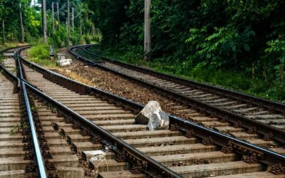 Obstacole pe calea ferată: CFR anunță cum au fost blocate șinele
