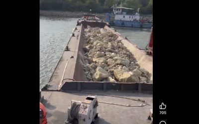 Dunărea, înghițind barje: imagini de coșmar din accident