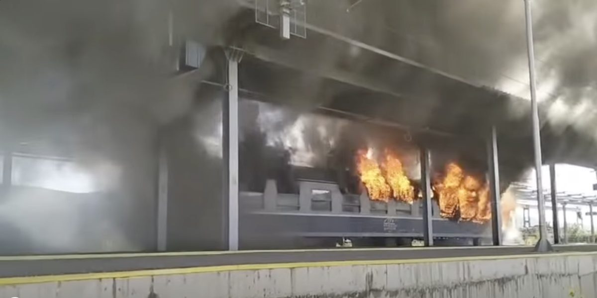 Incendiu la trenul Regio 2030: Patru trenuri de călători, blocate