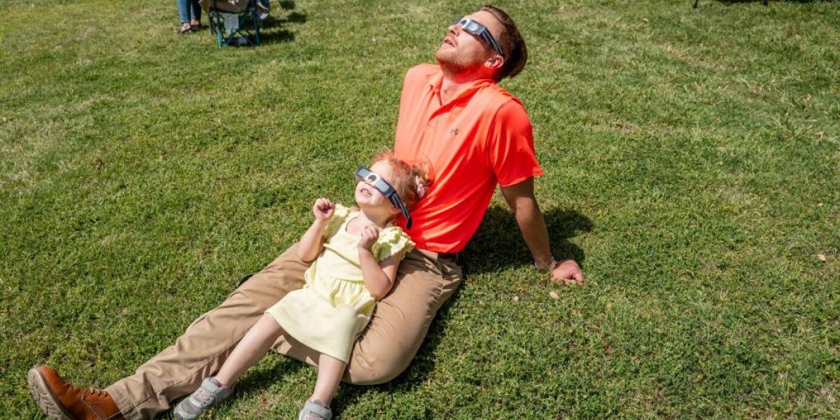Eclipsa a început! Românii din Vest privesc cerul