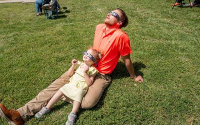 Eclipsa a început! Românii din Vest privesc cerul