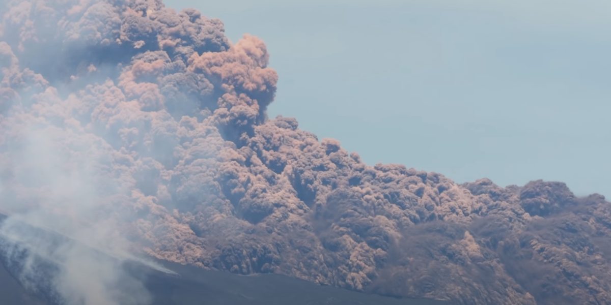 Etna blochează Catania în plin sezon turistic
