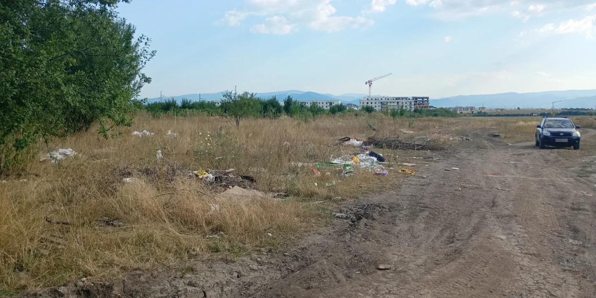Sibiu: Gunoi ilegal pe terenul viitorului spital, promisiuni amânate