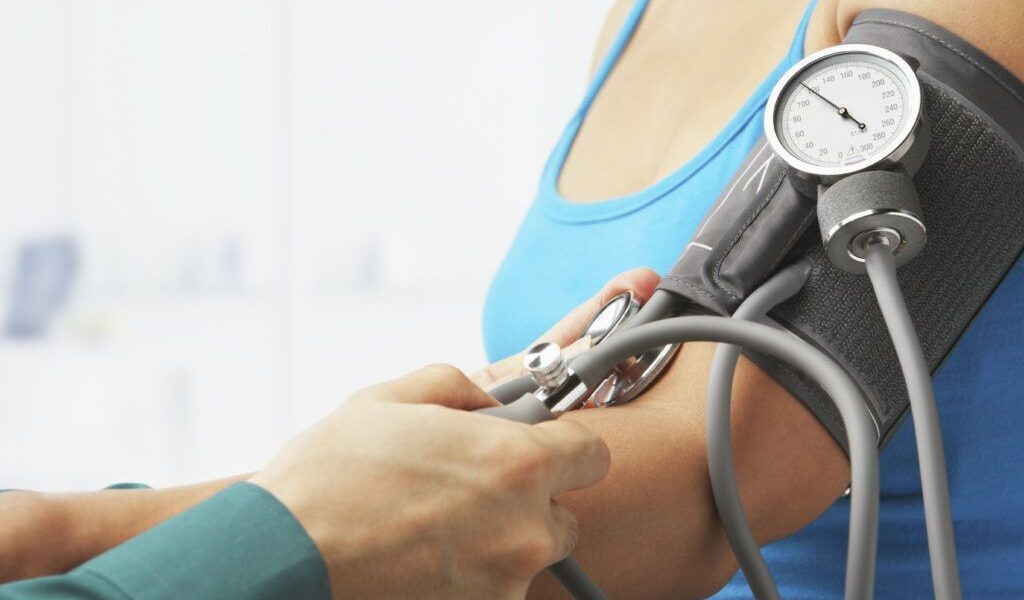 Tensiune 14 cu 9: Când e grav și la ce medic să mergi