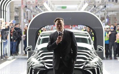 Musk: Tesla nu mai vrea doar electrice. Presiune pe companie