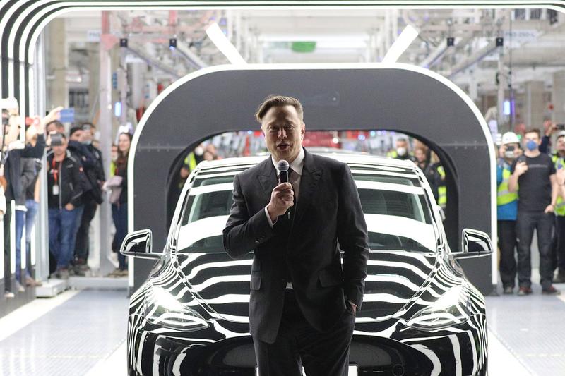 Musk: Tesla nu mai vrea doar electrice. Presiune pe companie