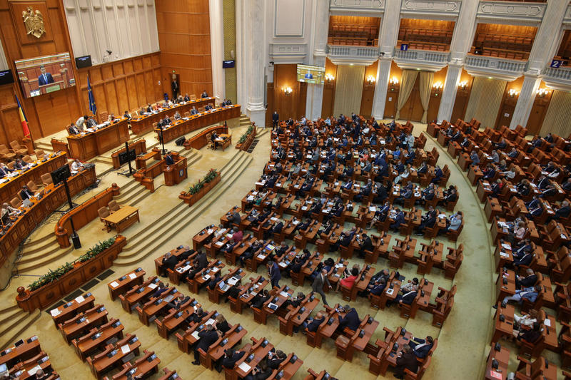 Parlamentarii își repară eroarea: Statutul angajaților din consiliile locale