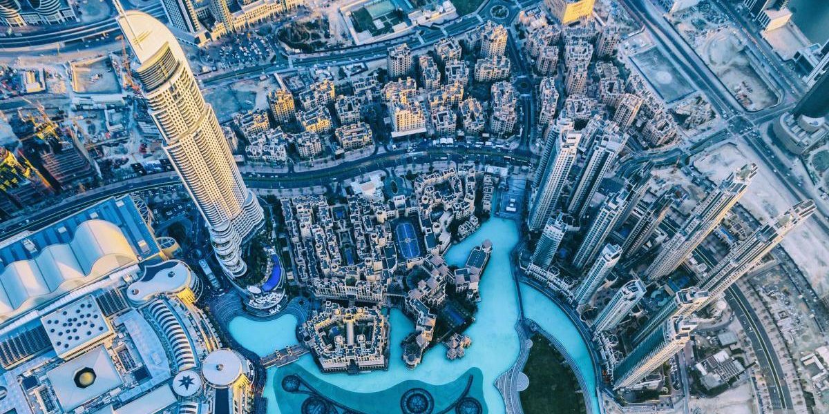 Dubai: Strada care plouă artificial în infernul verii