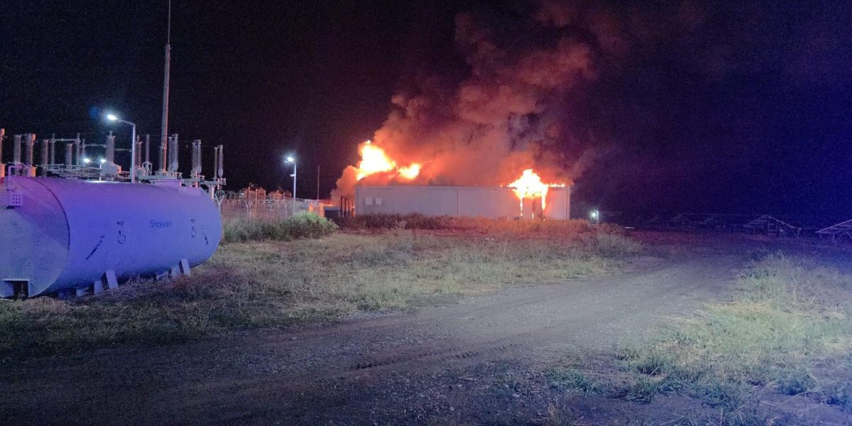 Incendiu la hală baterii în Stâlpu, Buzău