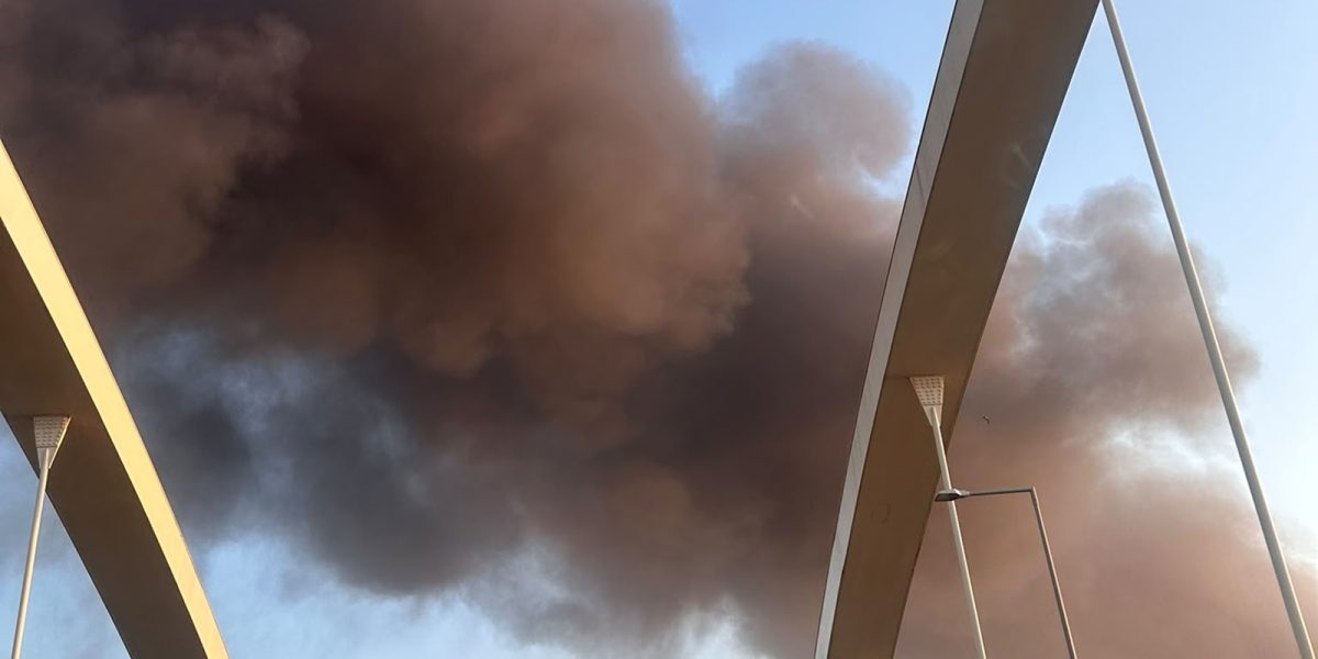 Incendiu major în Lumina: Fum dens și gaze, evitati zona