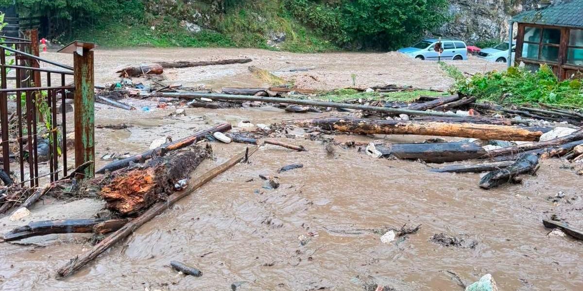 Argeș: Viitură devastatoare în Dâmbovicioara, curți inundate