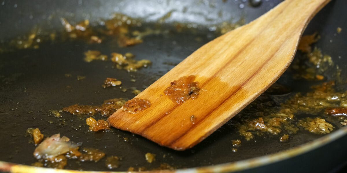 Mâncarea se lipește de tigaie? Aceste greșeli îți strică preparatele