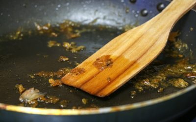 Mâncarea se lipește de tigaie? Aceste greșeli îți strică preparatele