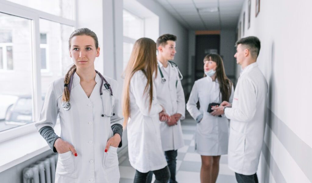 Medicii rezidenți au noi reguli de examen din 2026