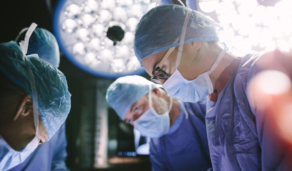 Iași: Medicii luptă pentru vieți duminica, fără bani în plus
