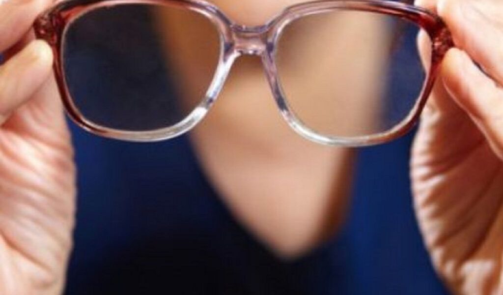 82 de ani, vedere recăpătată cu ajutorul AI. Operație pe muchie de cuțit