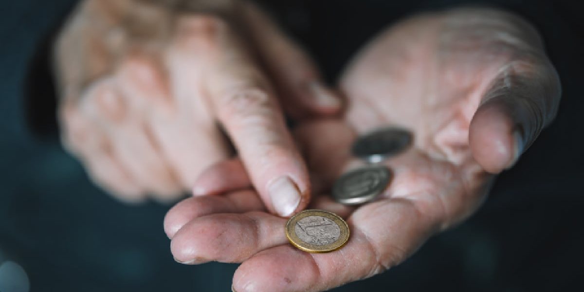 Pensionar, umilit pentru 3 euro: amenda absurdă pentru mașină