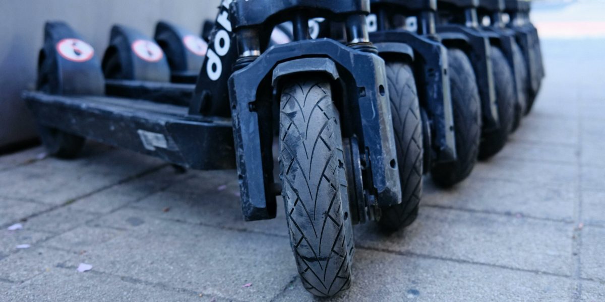 Trotinete: risc triplu de traumatisme craniene față de motocicliști