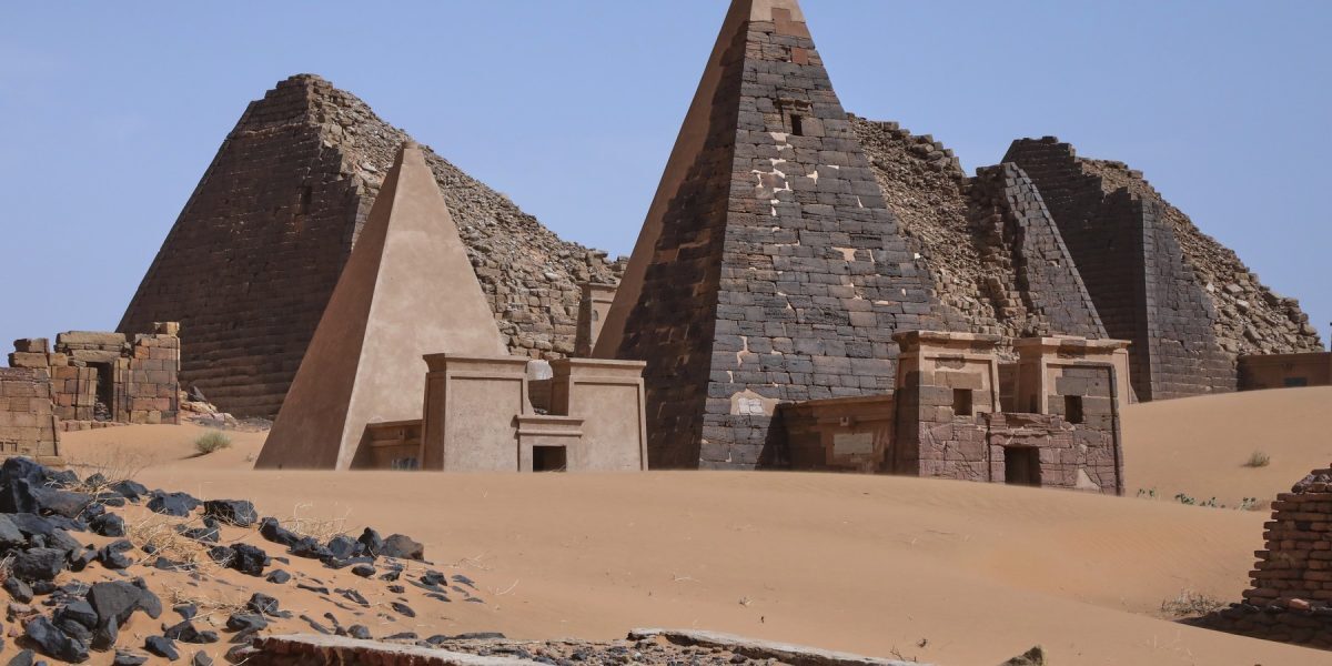 Piramidele din Sudan, sub asaltul nisipului și al războiului