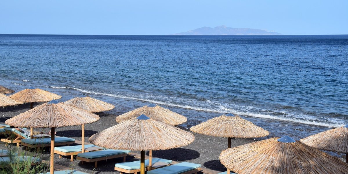 Grecia: Relaxare scumpă, plajă cât o noapte de hotel
