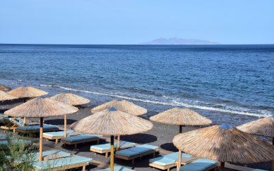 Grecia: Relaxare scumpă, plajă cât o noapte de hotel