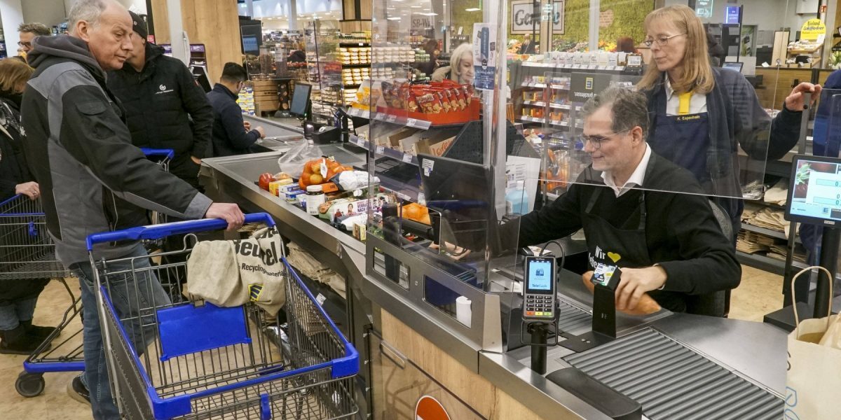Alimentele s-au scumpit: record de prețuri în trei ani